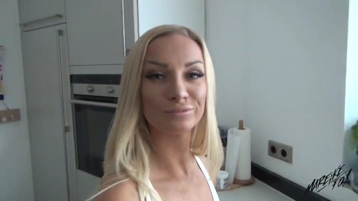 MareikeFox – BBQ Bitch – Her mit der Wurst – Barfuß