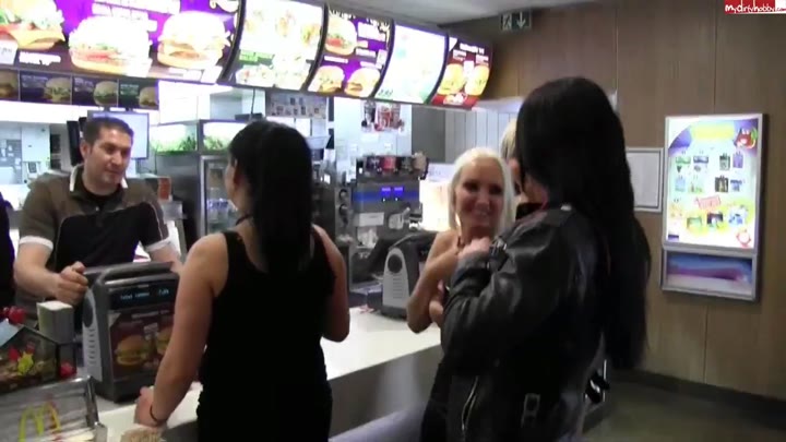 MuskelladyFlexi – Public Tittenflashing bei Mc D