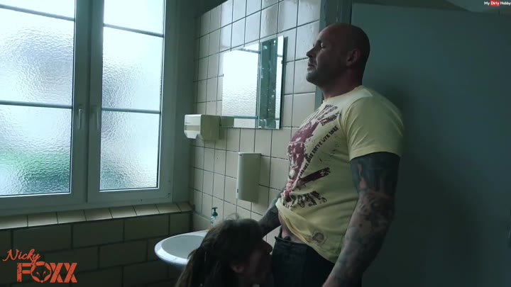 Nicky-Foxx – Taetowierter Riesenkerl zerfickt mich und zerreisst meine Jeans am Klo