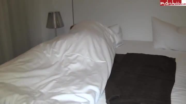 NickyBlow – Neben schlafender MIA-BITCH geblasen und gefickt