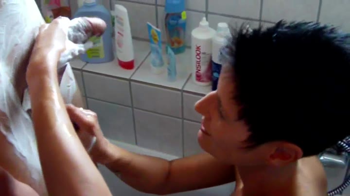 PinkDeluxe – Monsterschwanz rasiert und geblasen