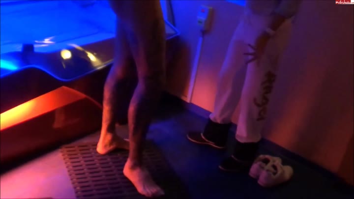 RoxxyX – Im Solarium vernascht