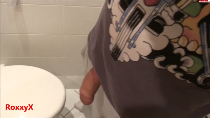 RoxxyX – Stehpinkler erwischt