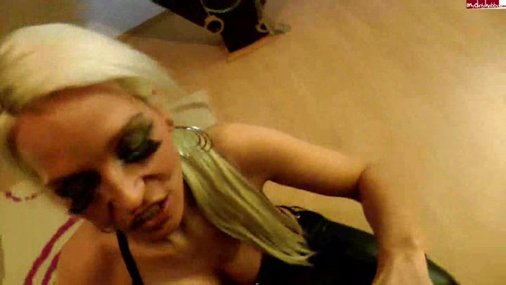 sandy226 – Dominante Latexvotze benutzt Jungschwanz zum Deepthroat