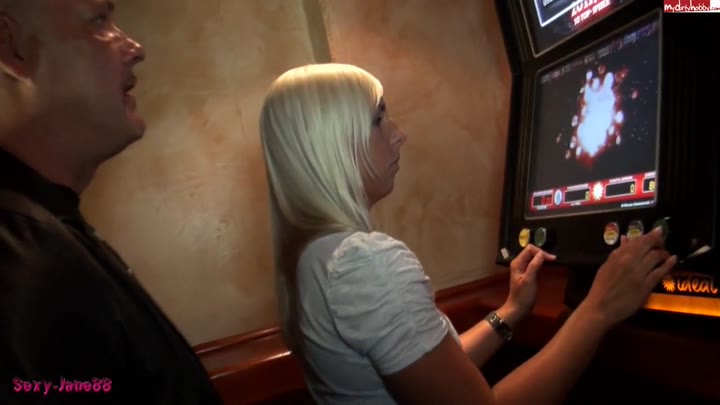 sexy-jane88 – Abgezockt – Security fuer Freispiele gefickt