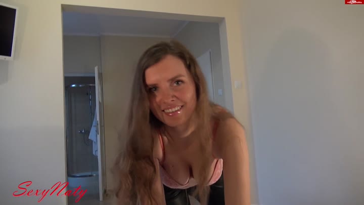 sexynaty – Hotelangestellter bekommt einen extrem geilen Handjob