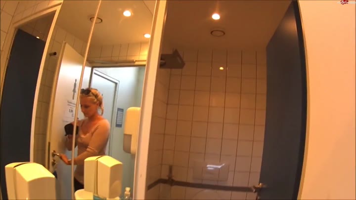 Skylabitch – Alleine Pissen auf Rastplatz WC