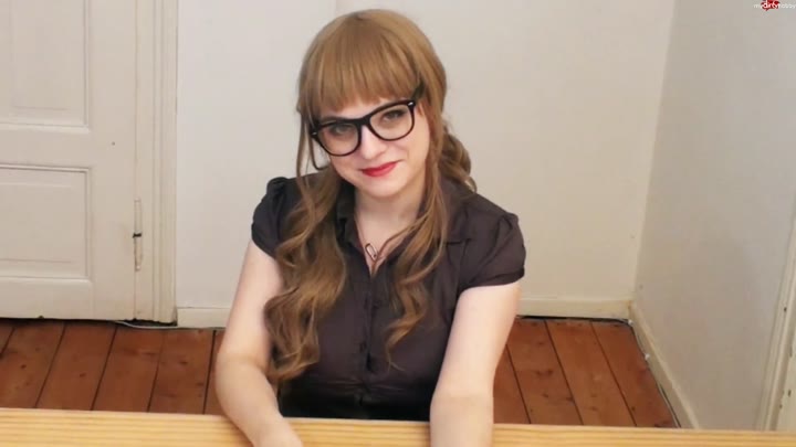 Steffi4U – Notgeile Lehrerin entsaftet 3 Studenten(18+)