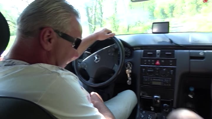 ViktoriaGoo – Der Mercedes-Mann – Pisse-Springflut im Auto