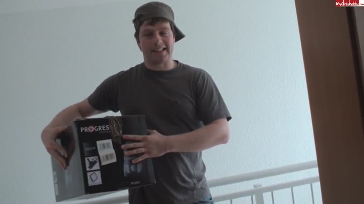 XelinaRox – Sexy Strip fuer den Paketboten