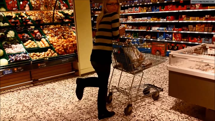 Anni-Trinity – Im Supermarkt heimlich gefilmt und abgeschleppt