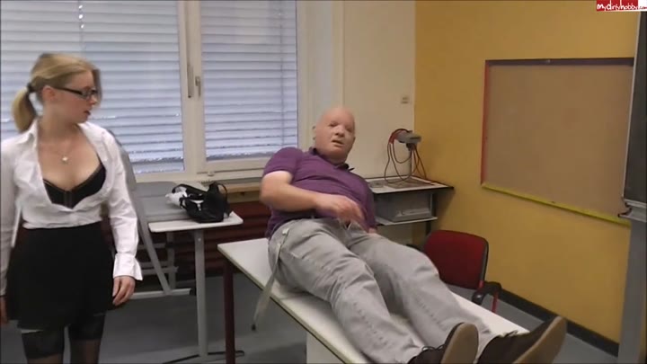 Anni-Trinity – In der Schule – Spritz mir auf die Stiefel Teil 2