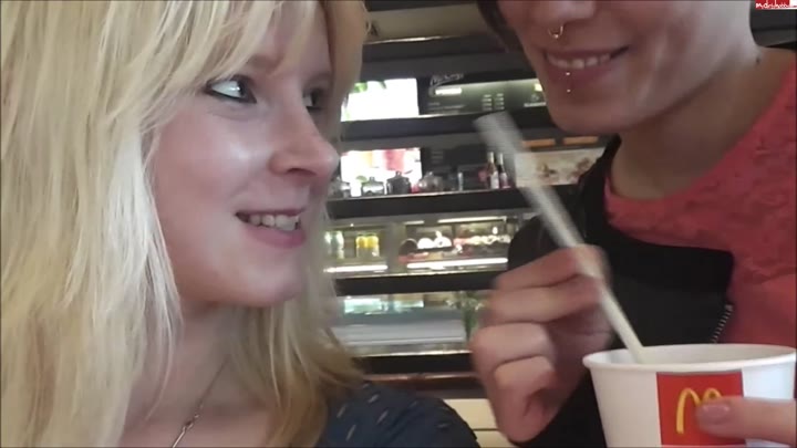 Anni-Trinity – Lesben Fist im Burgerladen