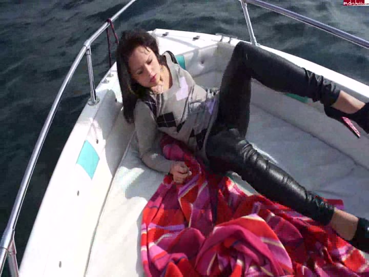 Arya LaRoca – Ohne gummi vom Bootsvermieter gefickt