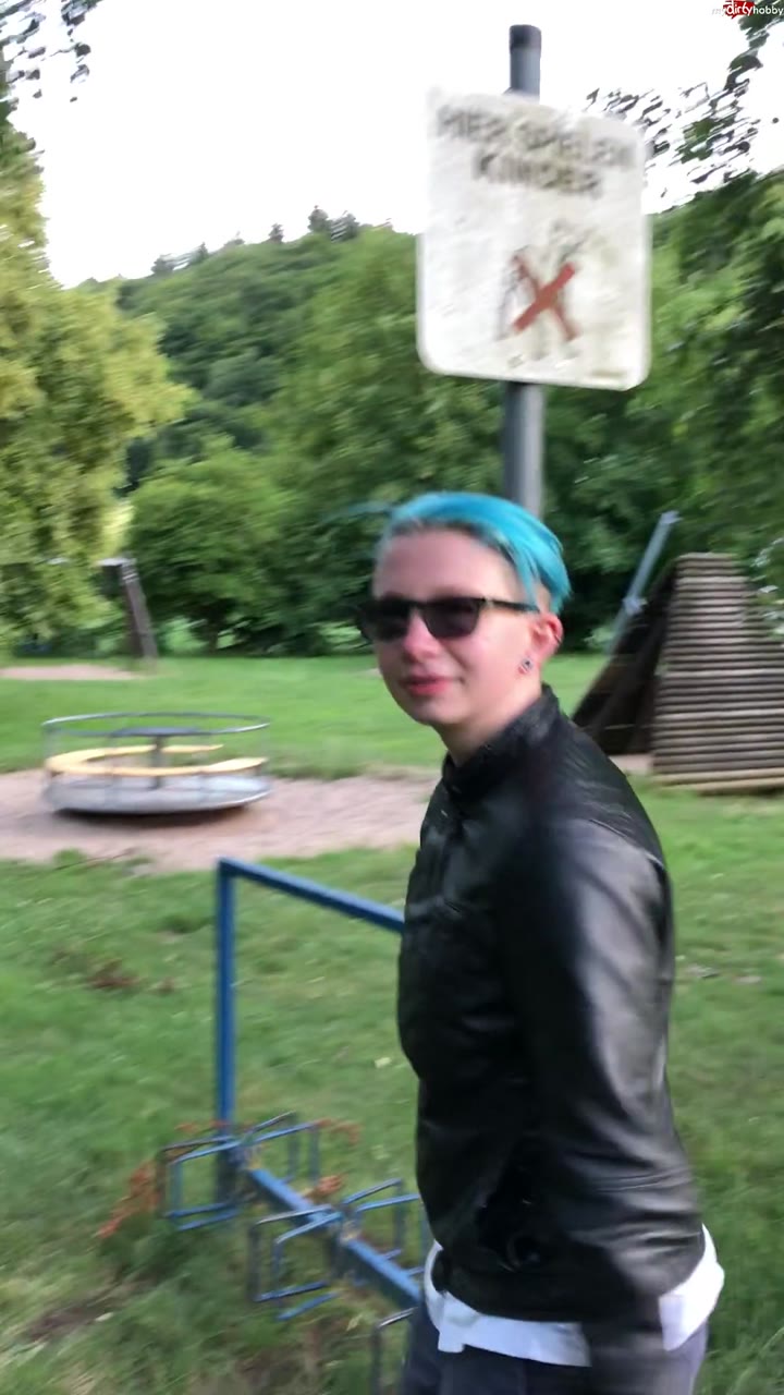 BandidaFox – Pissen auf dem Spielplatz Public