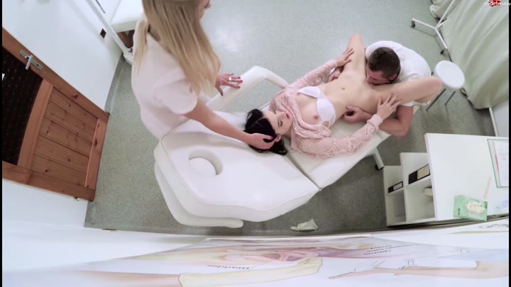 Blondienchen – Mit einer Freundin beim perversen Doktor