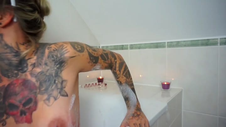 BonnieDemon666 – Advents-Trixxx 03 – Die Duschkopf Bescherung