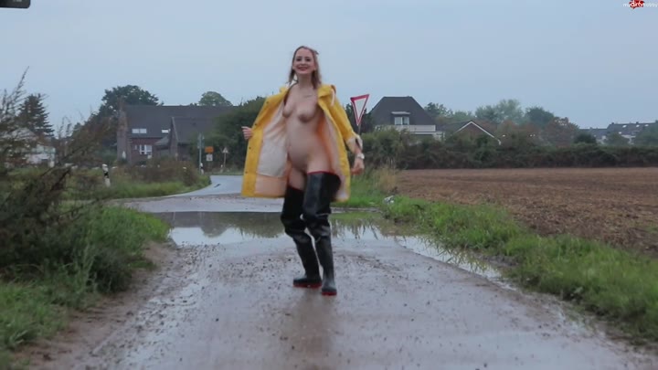 Brav war gestern – Es hat geregnet, und Lara kann in der Pfuetze spielen