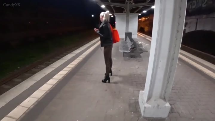 CandyXS – An der S-Bahn erkannt – TransparenteLeggings-Fick