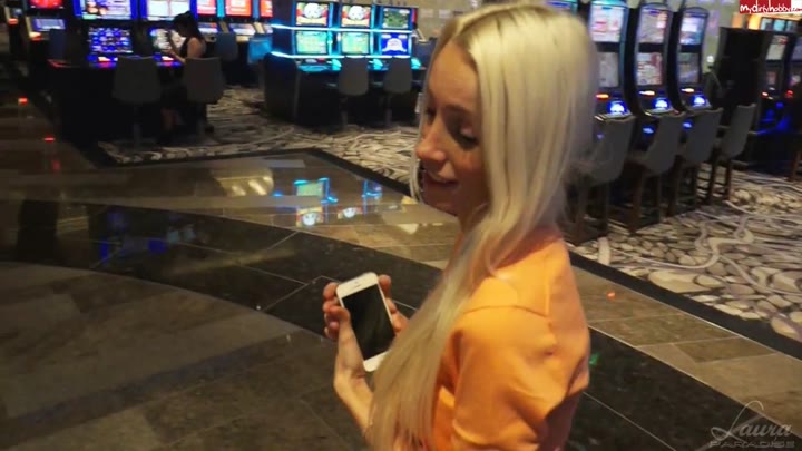 CandyXS – Spielsuechtig – FueR Geld werd ich zur Nutte