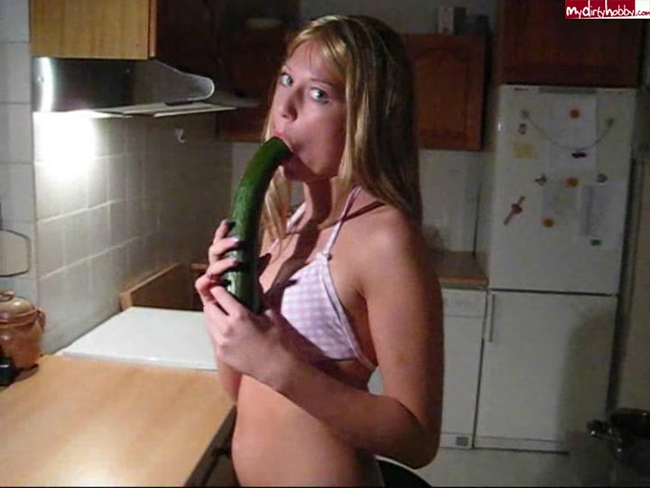 CaraCum – Gurke serviert in heißer Muschi mit einer Priese Dirty Talk