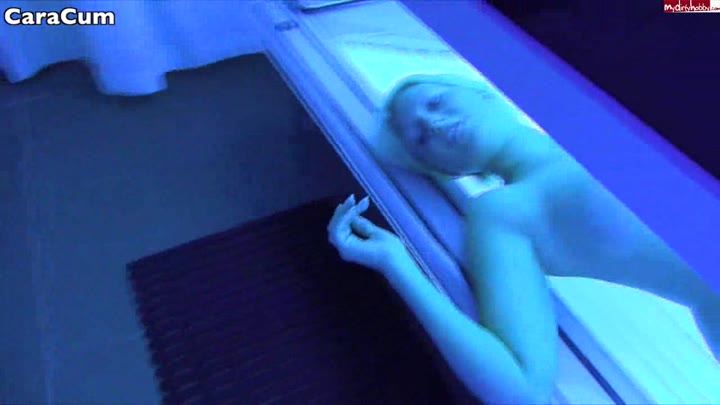CaraCum – Im Solarium vom alten Spanner gefickt