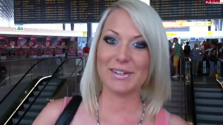 CaraCum – Schwanzgeil am Hannover AirPort