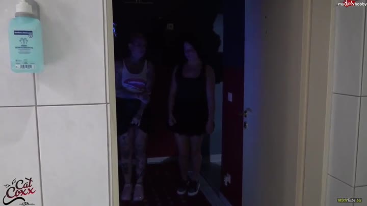 Cat-Coxx – Maedchenstreich einfach ins Pissoir gepisst