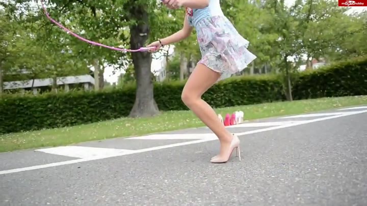 Charlie-POV – Girl 017 Cindy Presst ihre Pussy zusammen