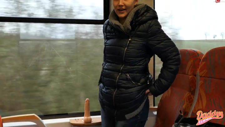DaddysLuder – Oeffentlicher Doppelorgasmus beim Abreiten im Zug