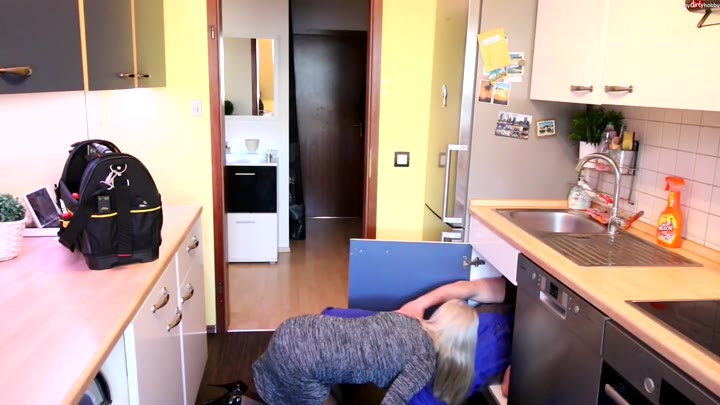 Daynia – Handwerker verlegt XXL Rohr in Alle Loecher