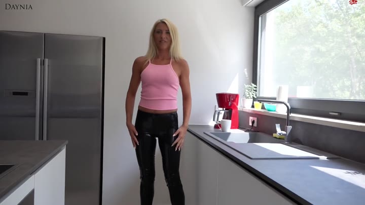 Daynia – Jetzt lass ich sogar Katjas StiefDaddy drueber rutschen – Latexarschfotze Hardcore zerfickt