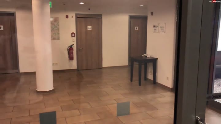 Daynia – Mein billigster Fick – Public Anal auf oeffentlichen WC