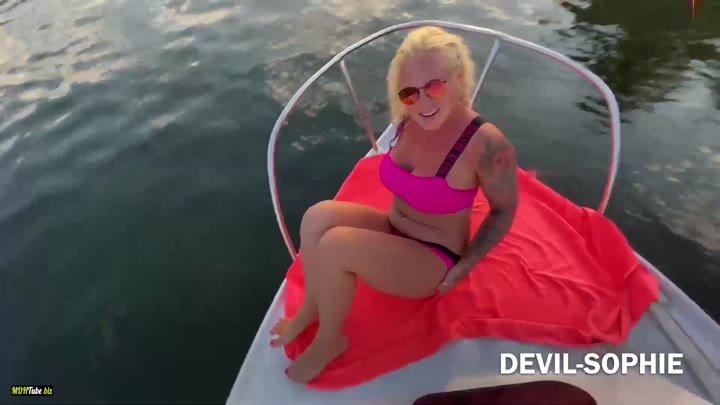 devil-sophie – Bootspiss mit Badespass so lass ich meinen Natursekt am liebsten raus