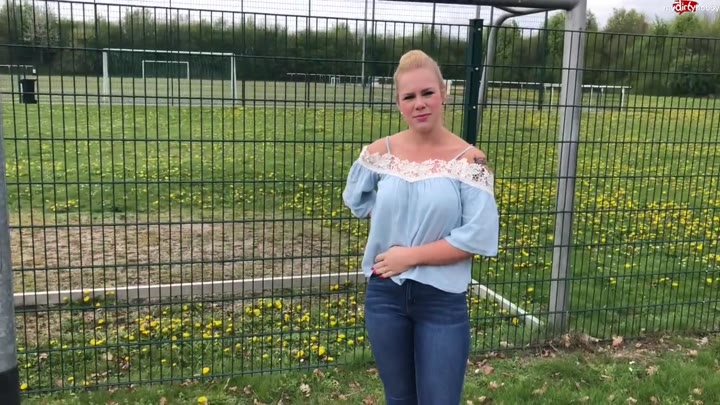 devil-sophie – Den traurigen Fußballer am Stadion in Jeans Arsch abgeblasen – Riskanter Fremdblow mit Spermalecken