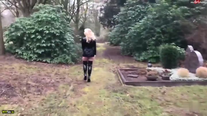 devil-sophie – Der schwarze Engel fickt am Friedhofsgrab