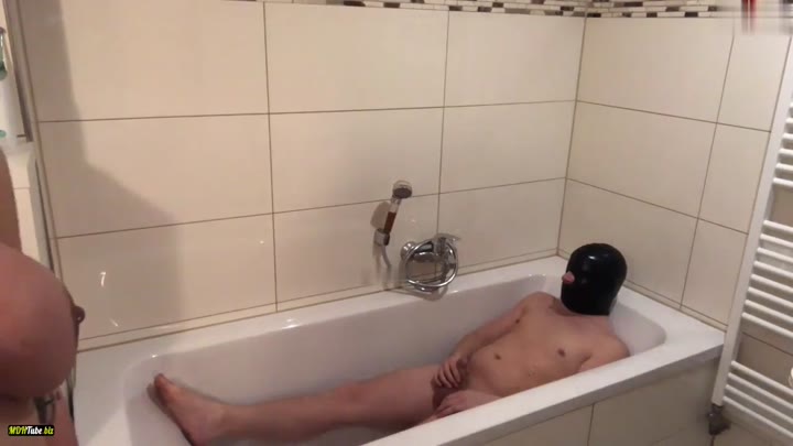 devil-sophie – Die Duschsau – lass mich deine Brause sein – Natursektstrahl