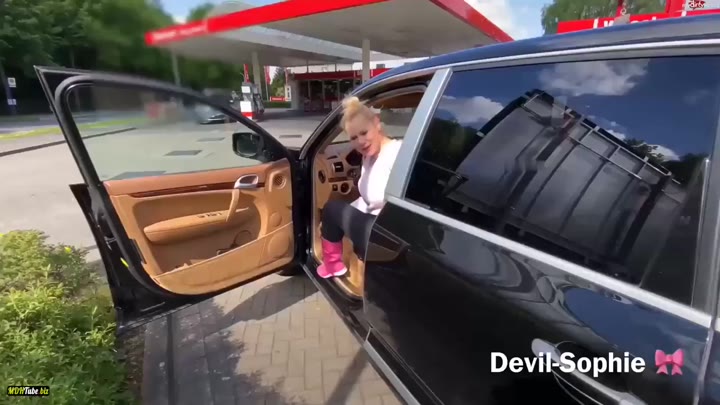 devil-sophie – Extrem erwischt – Versaute Pisserei an der Tankstelle