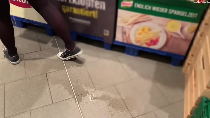 devil-sophie – Extrem Public das Revier markiert – Lebensmittelgeschaeft trotz Kameras eingesaut