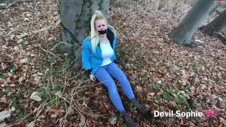devil-sophie – Gefesselt im Wald zurueck gelassen – Der Helfer hatte nur eins im Sinn – Pissen