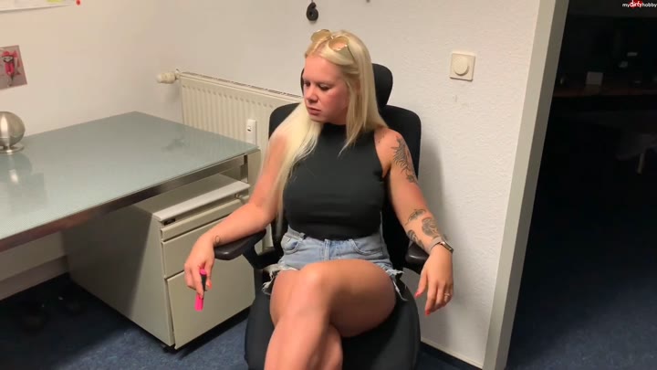 devil-sophie – Kaugummi Asi Buero Bitch in Buffis durchgefickt und drauf gespritzt