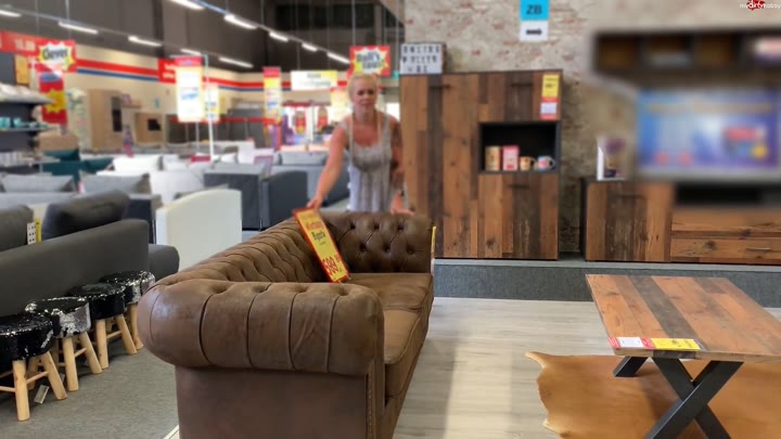 devil-sophie – Public Sofa kauf mit Sophie – Ob es den harten Pissstrahl von mir aushaelt