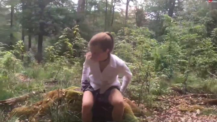 EmelieCrystal – Exkursion im Wald Teil 1