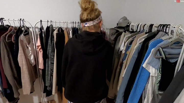 Goldloeckchen159 – Ich wollte dir zeigen was ich anziehe – Und du hast mich direkt im Ankleidezimmer