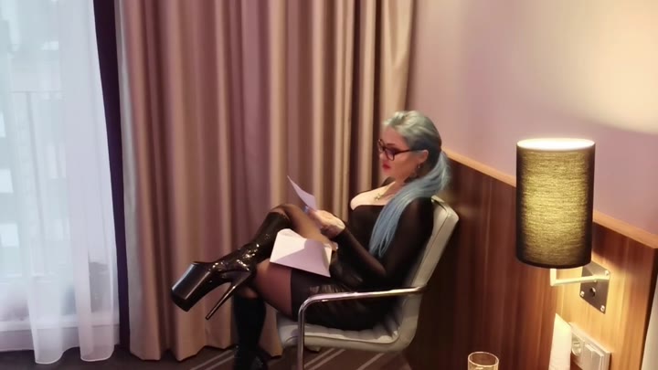 IndreBaltic – Geile Professorin lebt Ihre Fetisch Phantasien an ihren Studenten aus