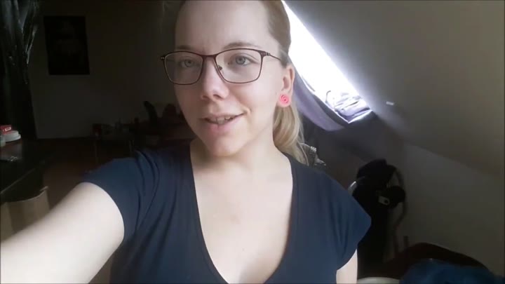 JuleStern – Natursekt auf der oeffentlichen Toillette