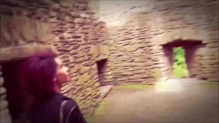 LaraLuana – Sexy Spaziergang an der Burg-Ruine Teil 1