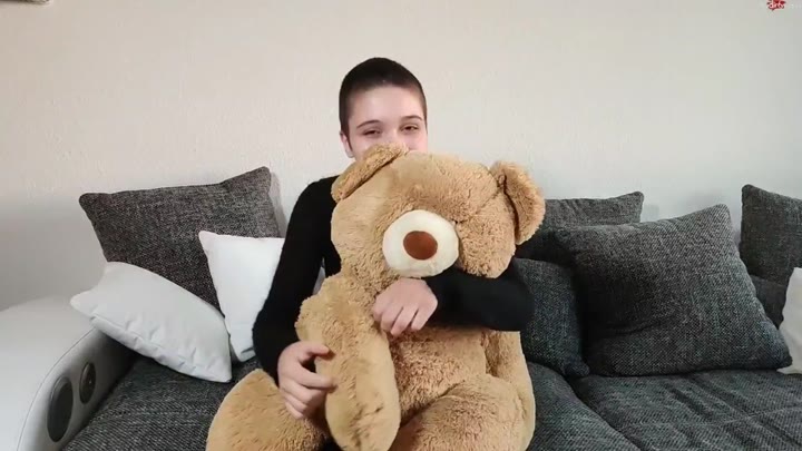 LinaLynn – Hallo, ich bin Lina, 18 und das ist das erste Mal, dass ich mein Gesicht im Internet zeig