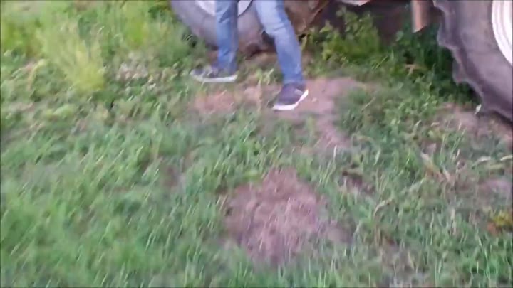 LinaMila – OMG – Treckerfahrer beim wichsen erwischt und abgeblasen
