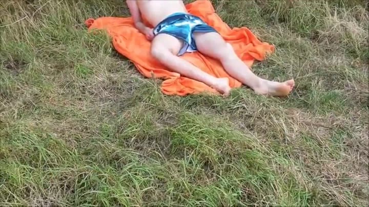 LinaMila – Outdoor Spontan-Fick – Durchgebumst und auf die Fotze gespritzt